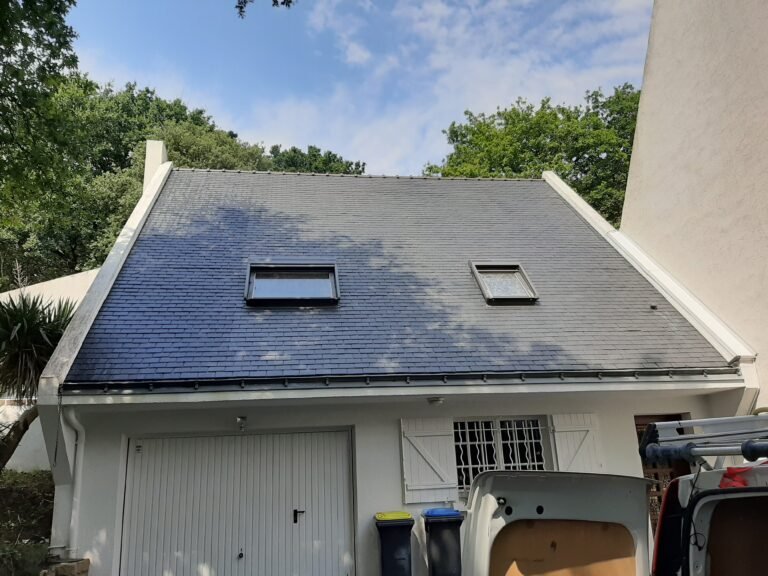 Pose de toiture en ardoise naturelle sur une maison à Saint-Malo